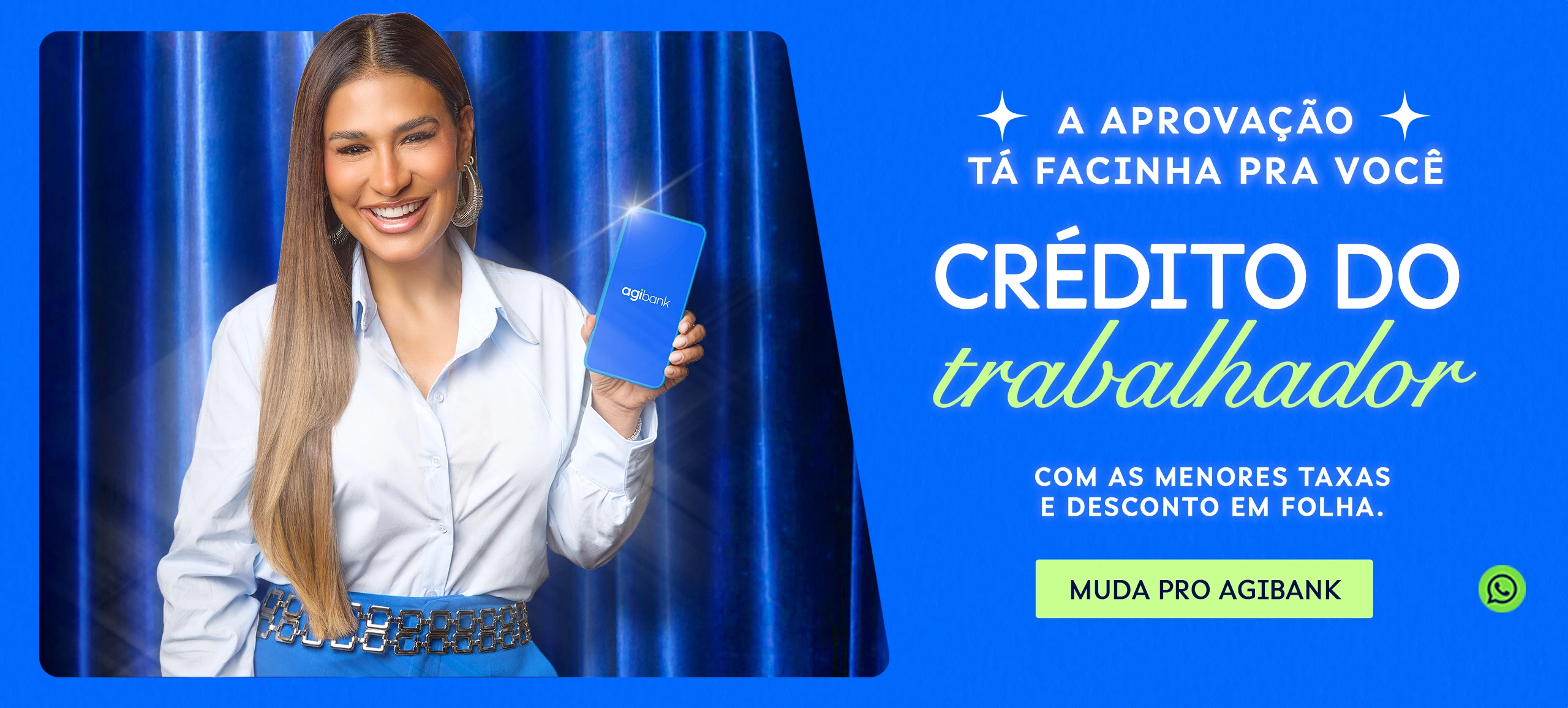 Cantora Simone Mendes com uma camisa azul e fazendo o símbolo de coração com as duas mãos