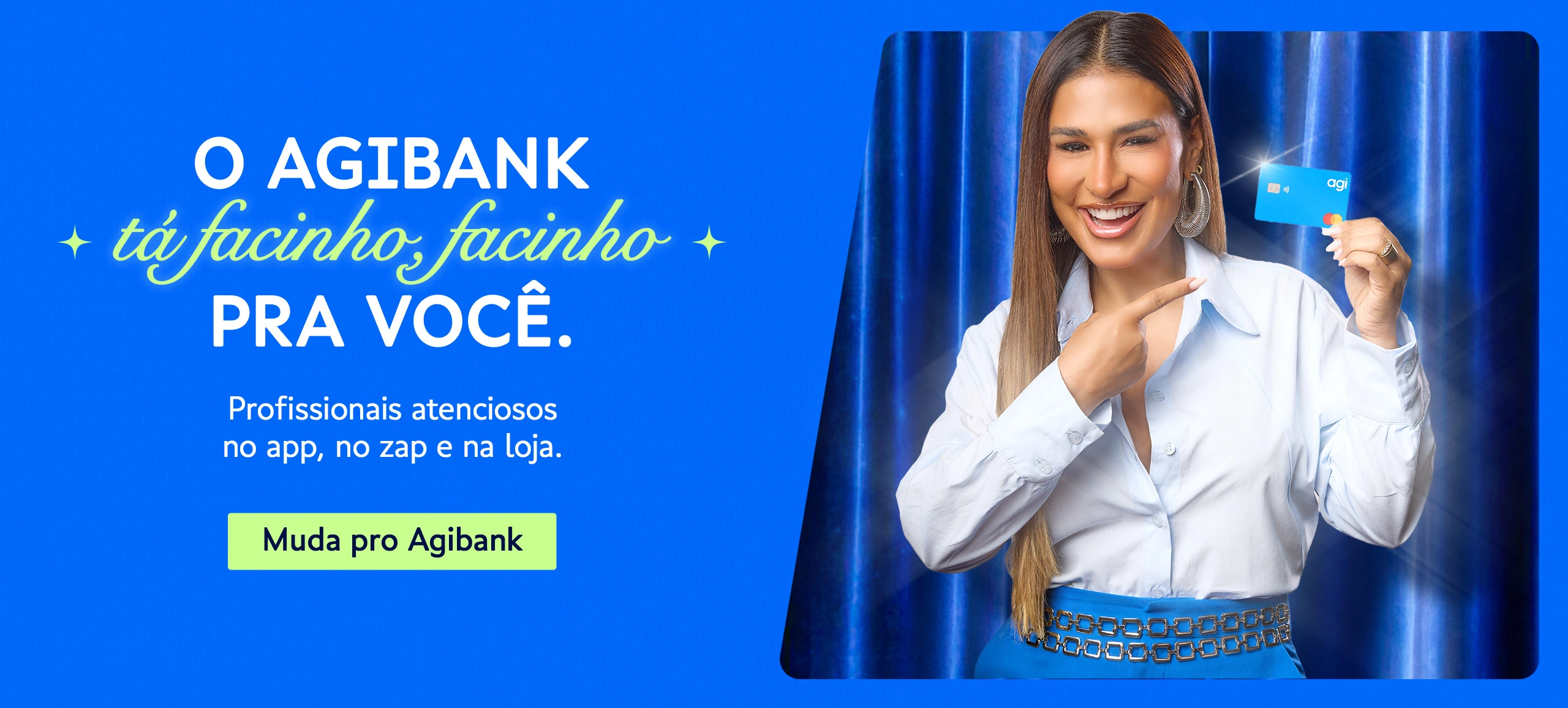 Cantora Simone Mendes com uma camisa azul mostrando o celular com a logotipo do Agibank em uma das mãos