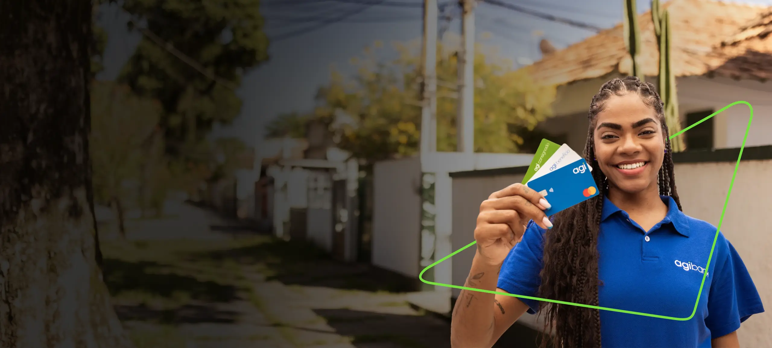 Mulher com camisa azul, segurando três cartões do Agibank