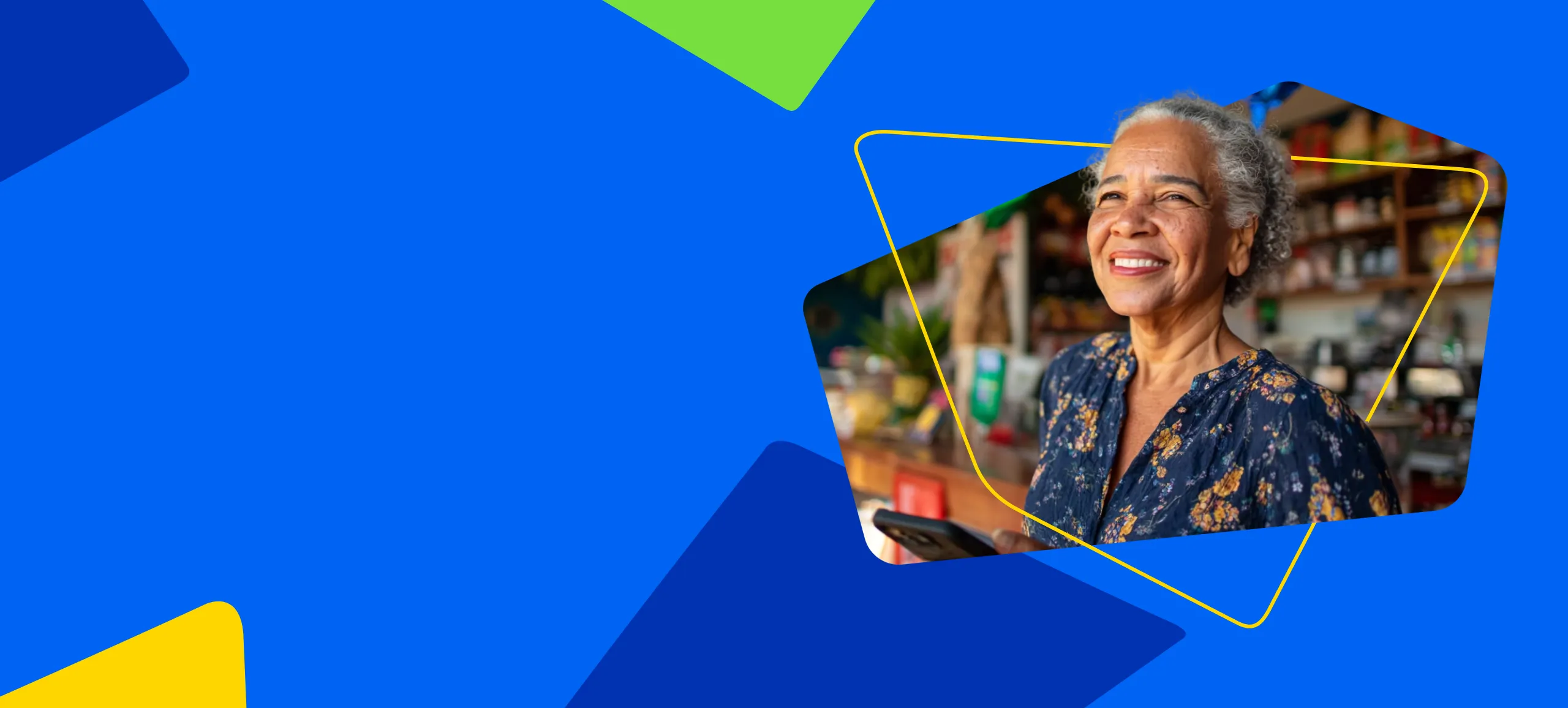 Senhora de blusa azul sorrindo