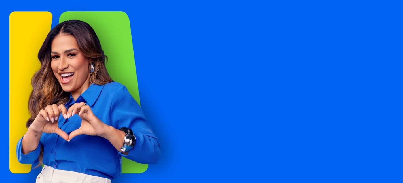 Cantora Simone Mendes com uma camisa azul fazendo um coração com as mãos