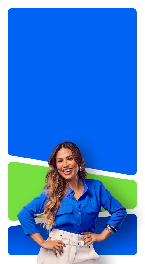 A cantora Simone Mendes com uma blusa azul e as duas mãos na cintura