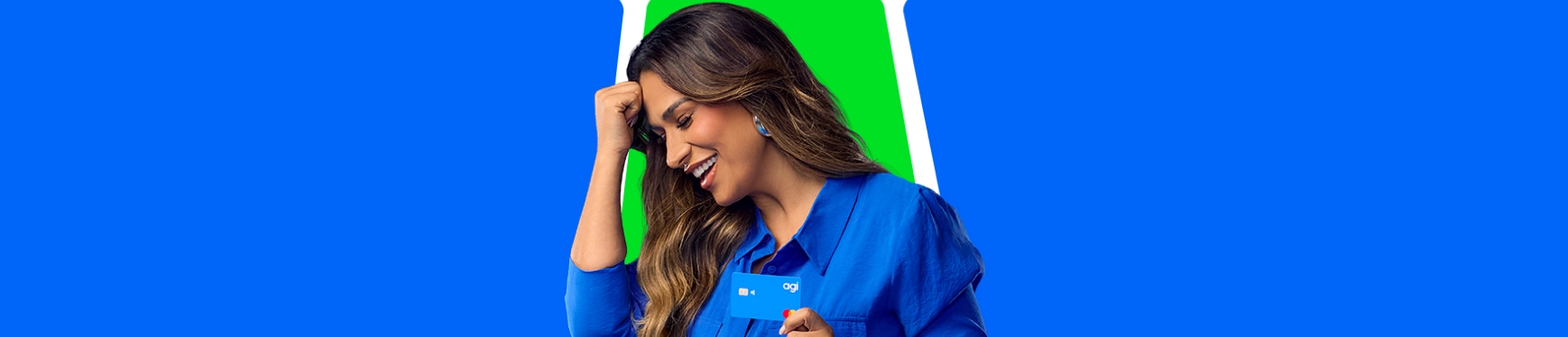 Cantora Simone Mendes com uma camisa azul