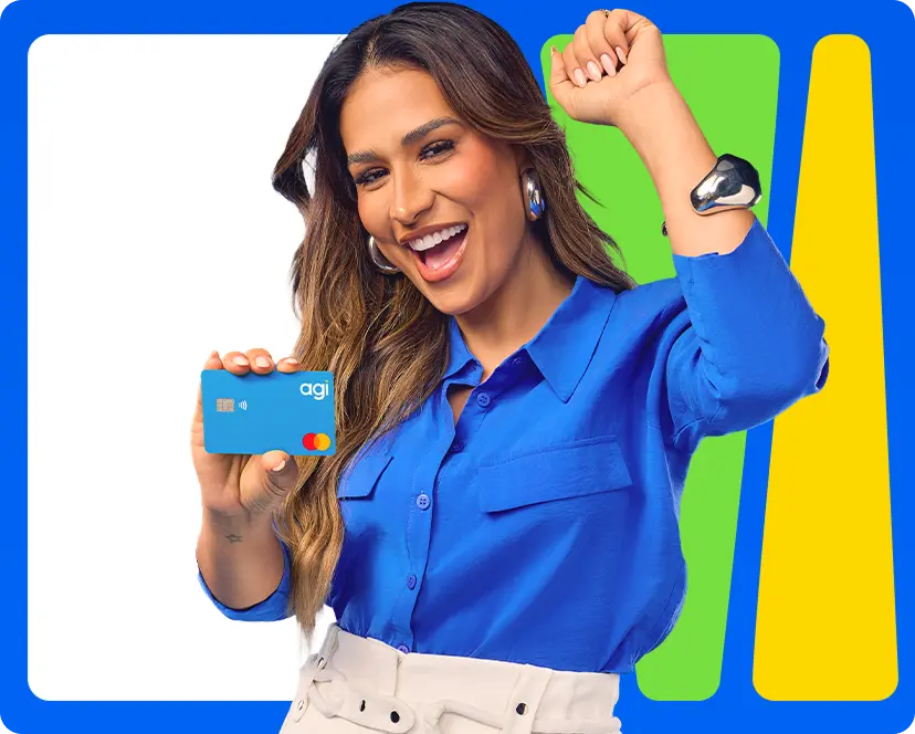 Cantora Simone Mendes com uma camisa azul, segurando o cartão do Agibank em uma das mãos
