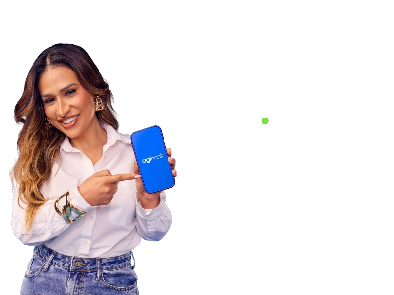 Simone segura um celular com o logotipo do Agibank na tela, apontando para ele. Ao lado, em letras brancas em fundo preto, está o texto "Muda Pro Agibank".
