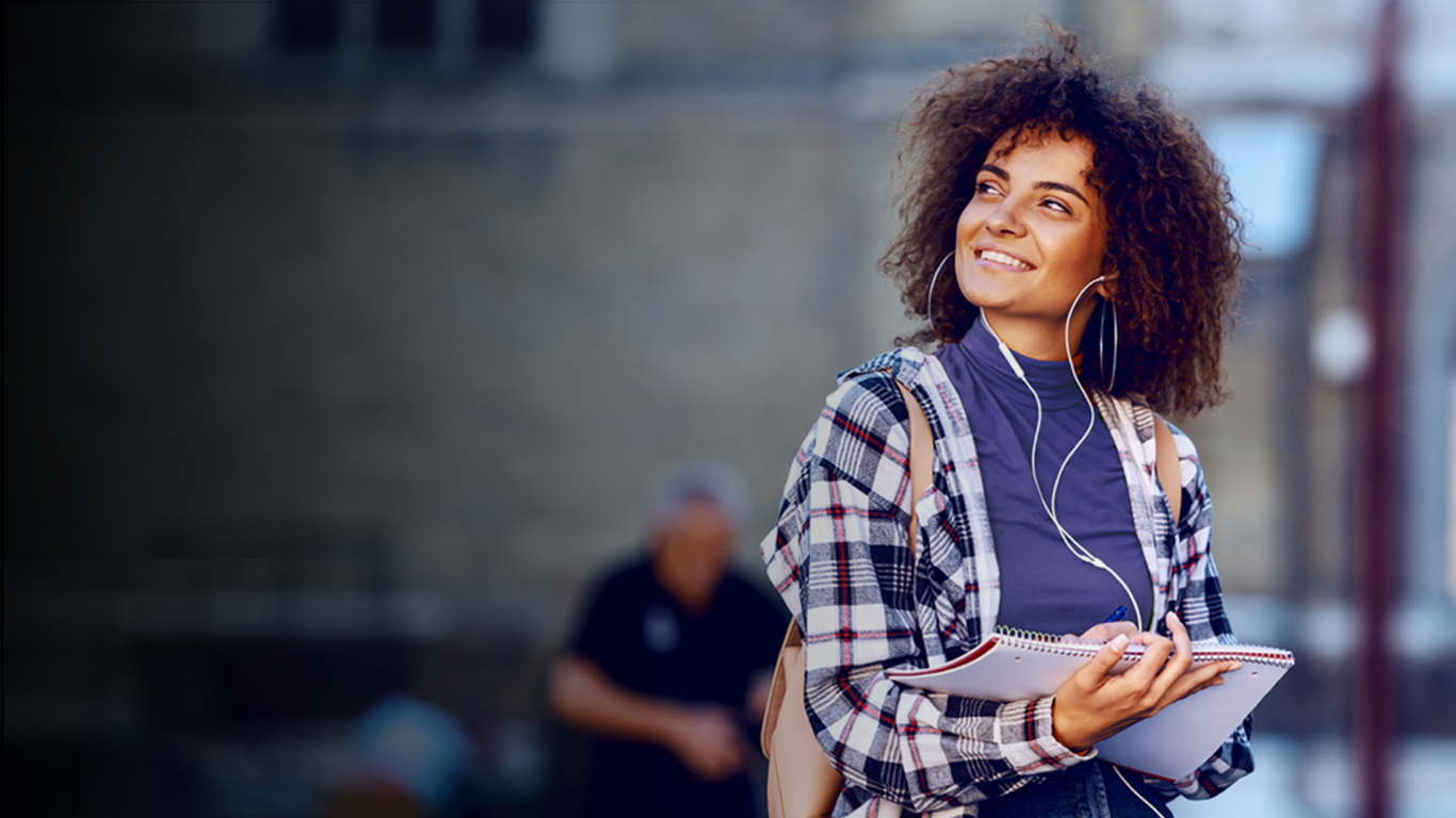 Mulher feliz ao contratar empréstimo FGTS