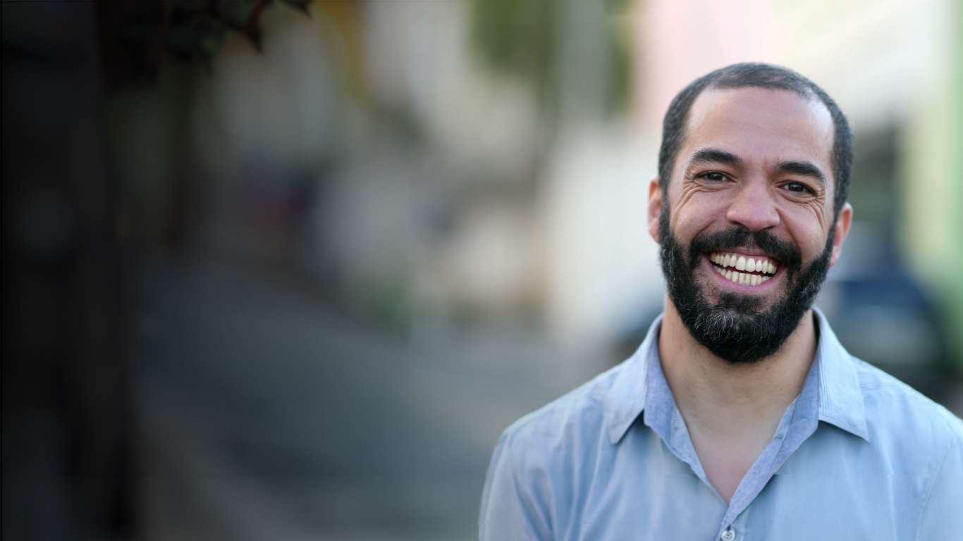 Homem feliz ao contratar empréstimo pessoal