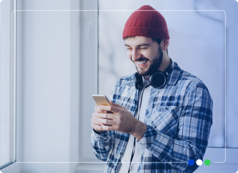 Homem segurando um celular para acessar os beneficios do Agibank
