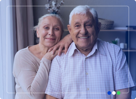 Casal feliz ao realizar a contratação do produto de empréstimo consignado do Agibank.